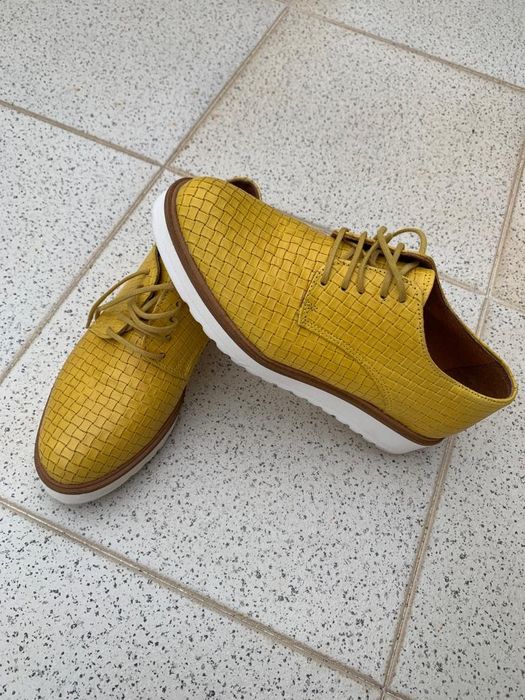 Sapato amarelo  Senhora.
