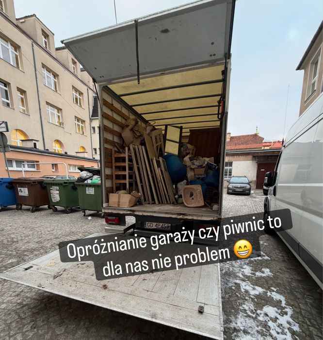 Transport, przeprowadzki wnoszenie po schodach. Auto z windą,