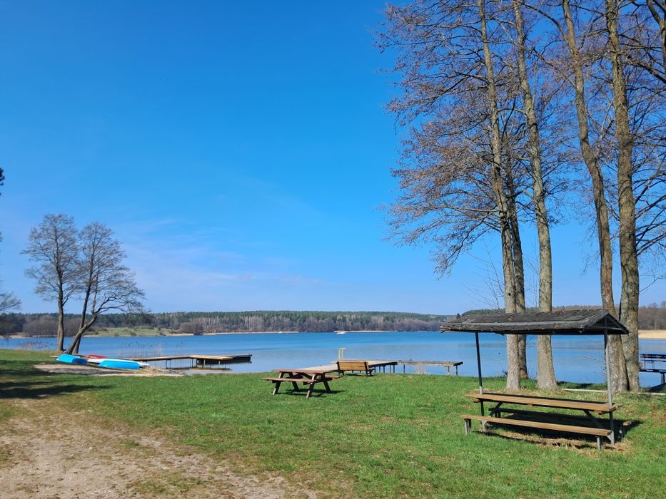Przytulny domek z pomostami , plażą, placem zabaw