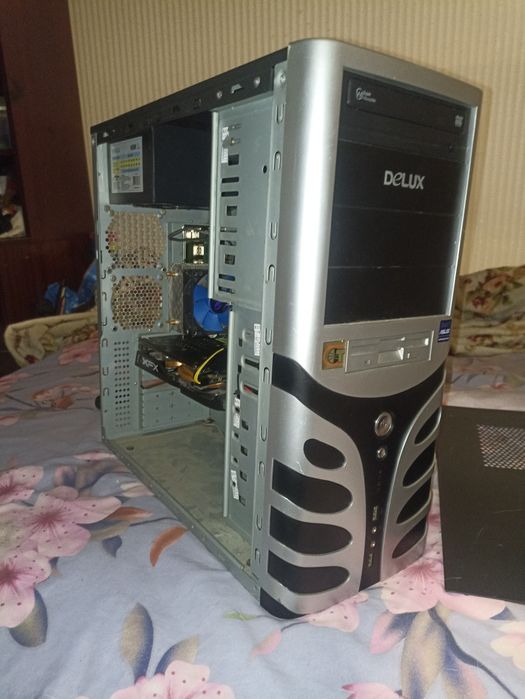 Комп'ютер у зборі напівробочий