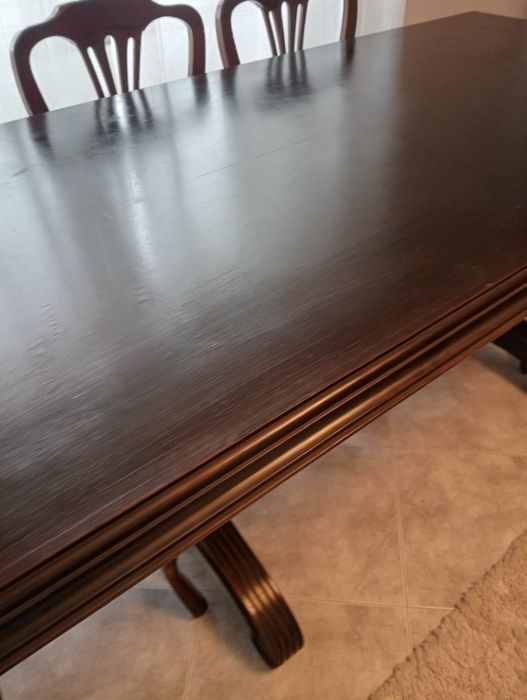 Mesa de jantar de madeira