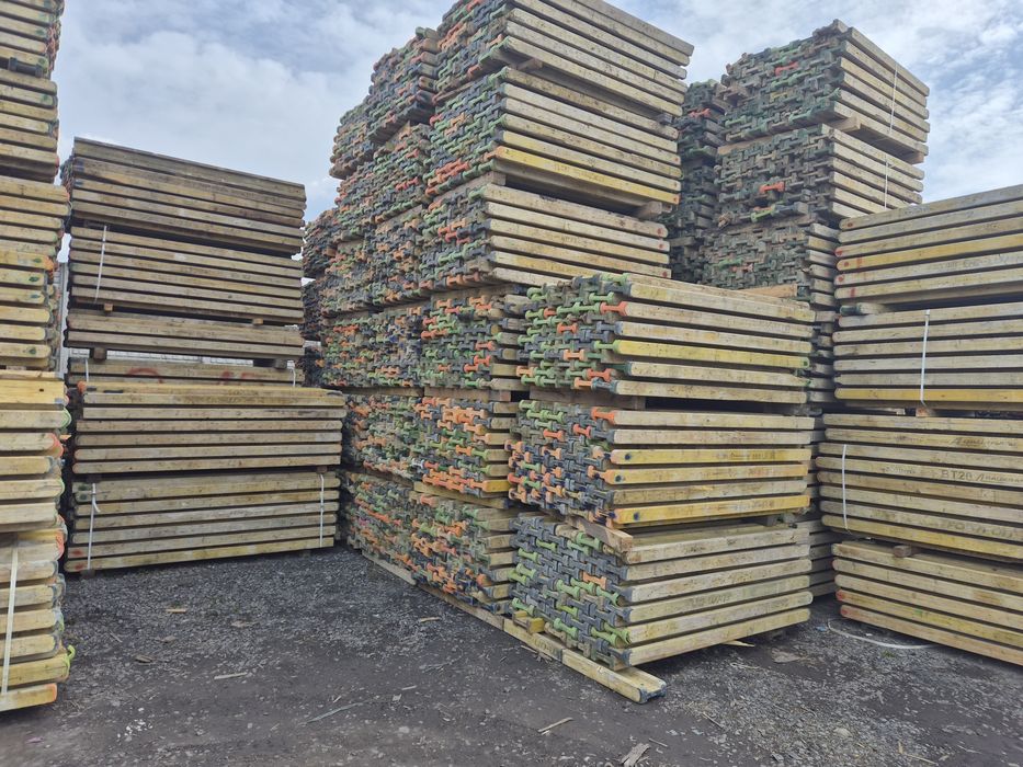 Głowice Krzyżowe Korony Trójnogi stojak Podpory Stropowe Stemple używane budowlane metalowe szalunki stropowe Płyta topolowa czarna