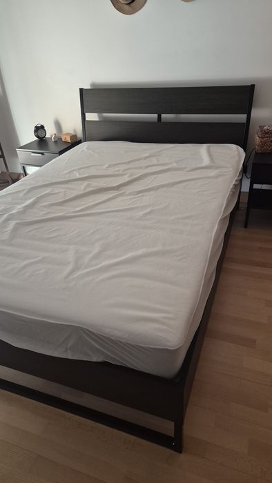 Cama de casal 140x200cm e mesinhas