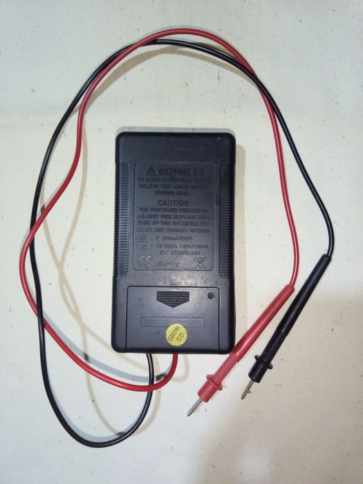 Мультиметр для виміра напруги, опору, струму, перевірки транзисторів