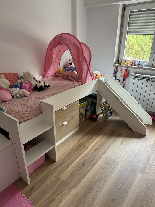 Cama com escorrega