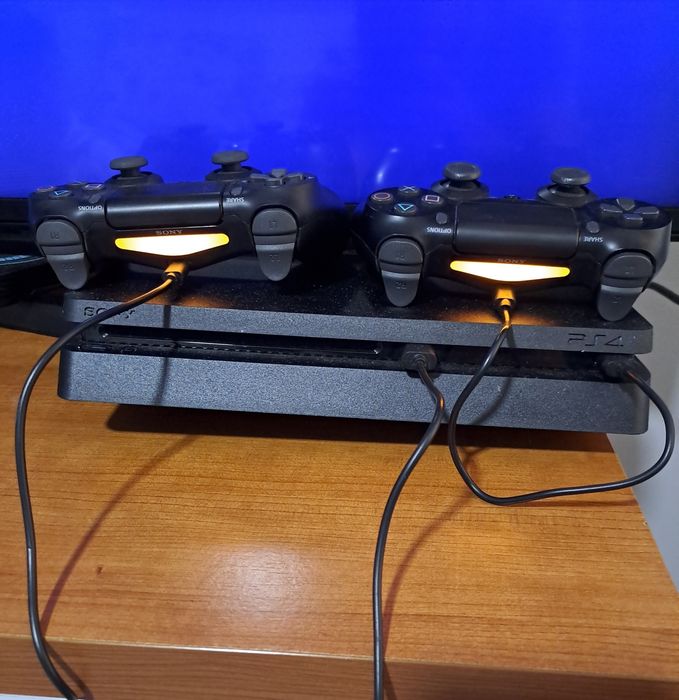 Vendo Ps4 com 2 comandos.