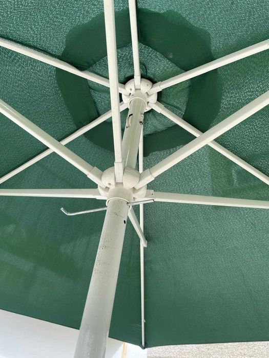 Base branca para guarda-sol com guarda-sol incluído