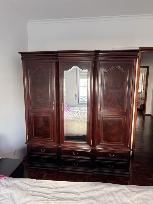 Roupeiro clássico em madeira maciça