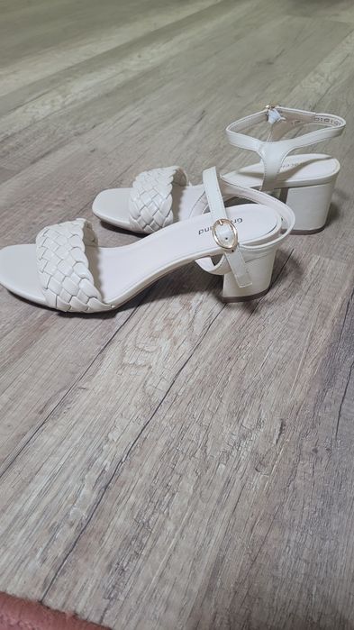 Продам босоніжки Нові!