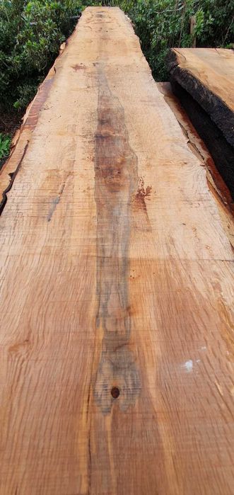 Pranchas de madeira em bruto