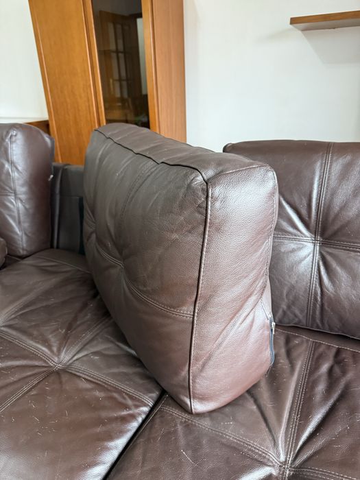 Sofá-cama de canto em pele castanha –  cama nunca usada