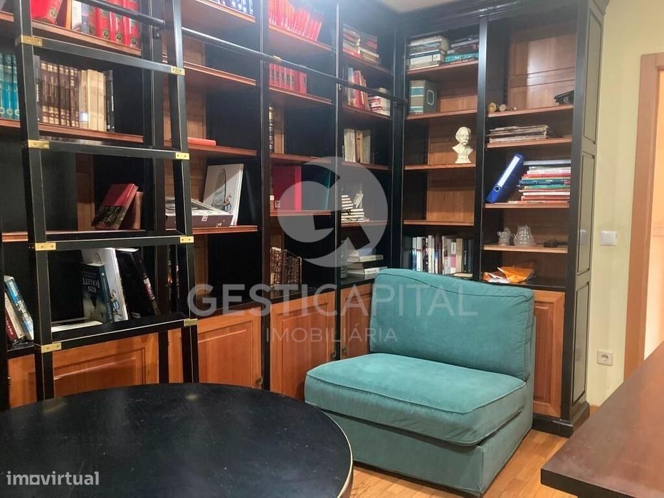 Apartamento T3 com Suite, 2 Varandas e Garagem para 2 Carros  em linha