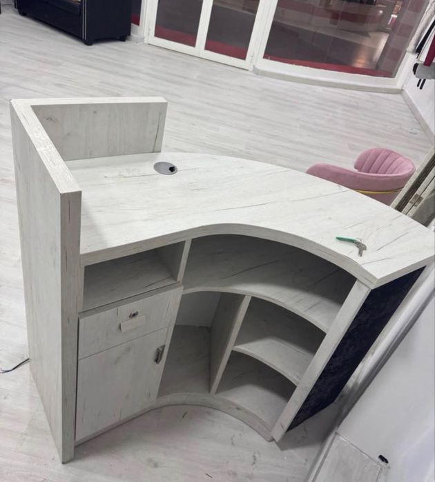 Balcao de loja  em muito bom estado com varias arrumacoes