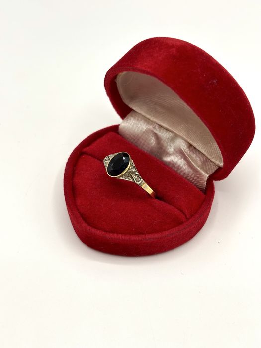 Pierścionek złoty z Szafirem 1,45ct i rozetami diamentowymi