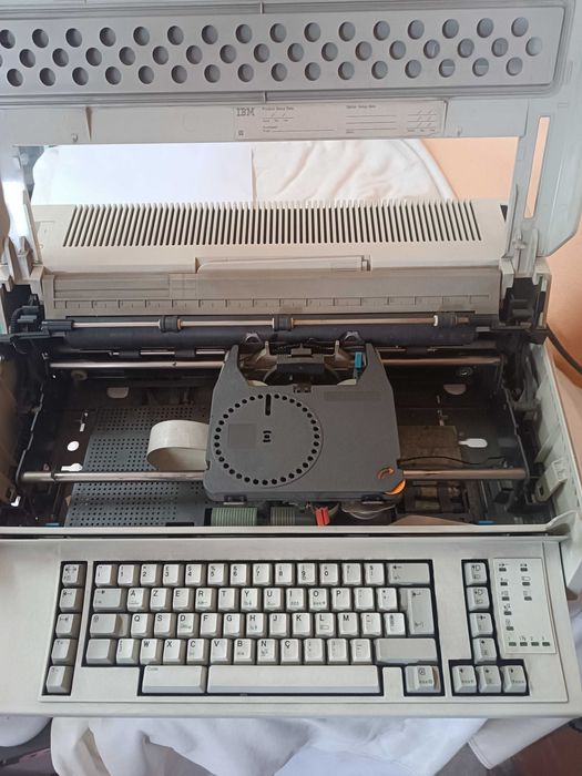 Máquina de escrever antiga IBM 6783