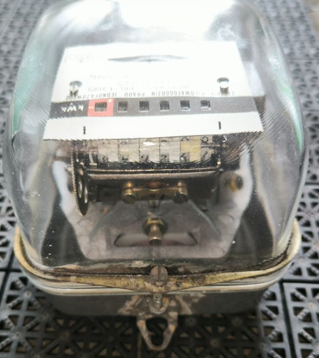 Licznik energii elektrycznej z czasów PRL sprawny