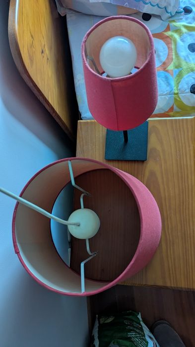 Candeeiros de tecto e mesinha de cabeceira.