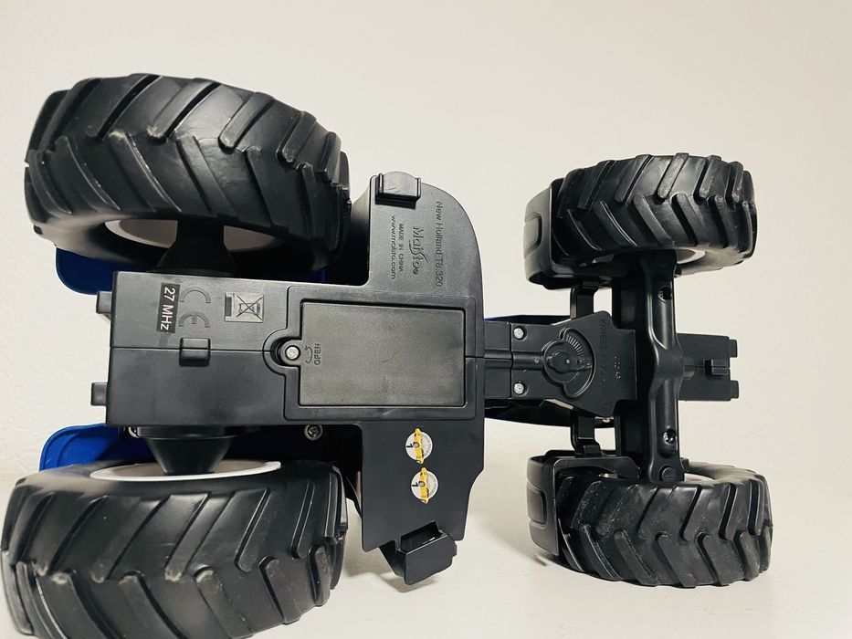 Радиоуправляемый трактор Maisto Tech New Holland 1:16