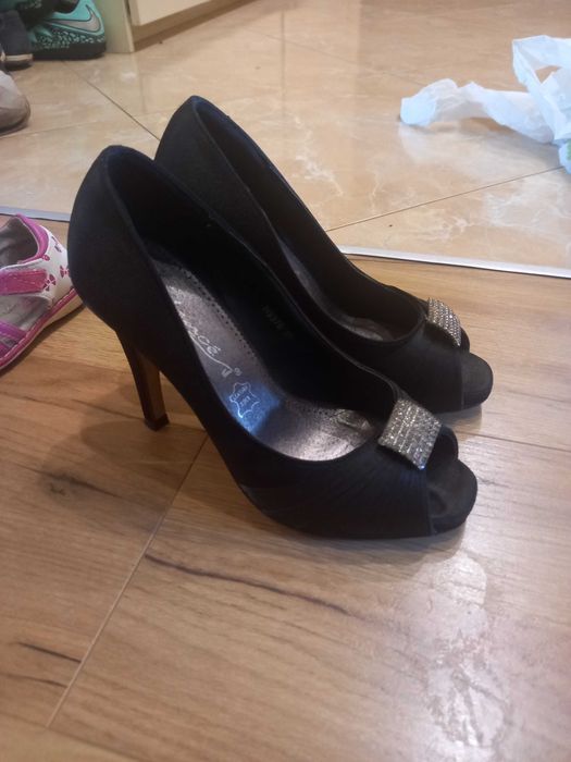 Buty z odkrytymi palcami rozm. 35