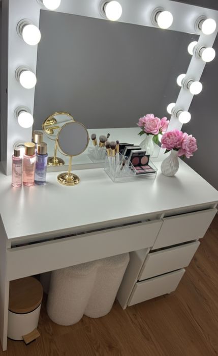 Nowa toaletka kosmetyczna z lustem I oświetleniem