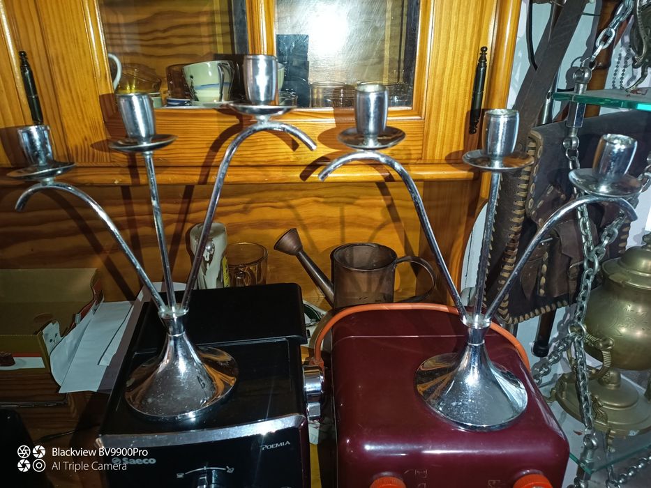 Par de castiçais de três velas cada um em latão
