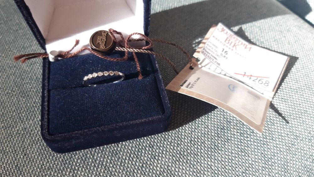 Золота каблучка з діамантами кольцо с бриллиантами Золотой Век 16 р