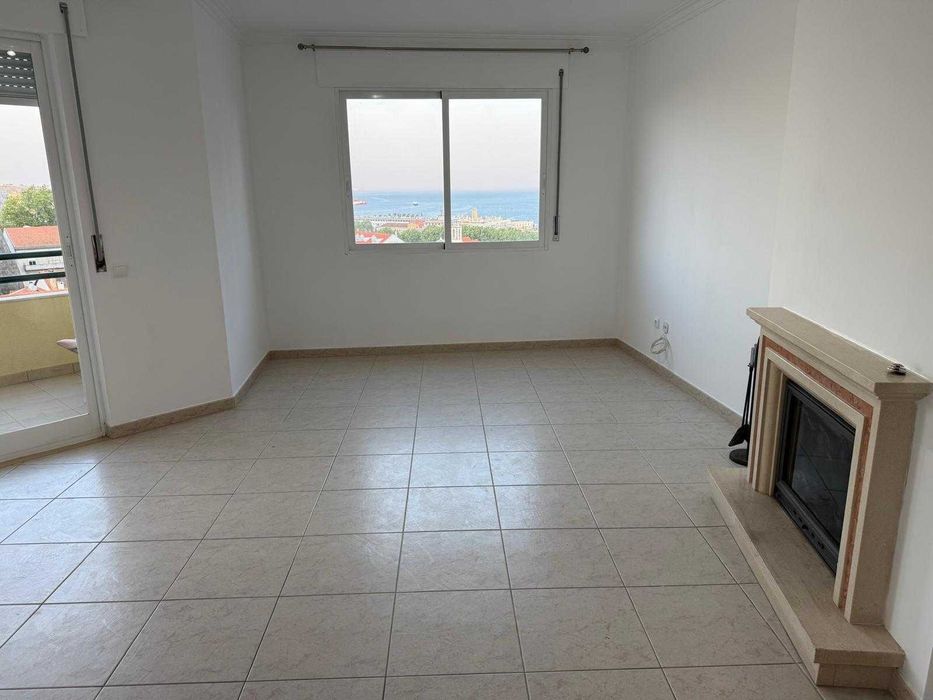 T2 Solarengo (Sul) com 2 WC, 2 Varandas, Vista Rio Sado e Lareira (Sem Mobília)