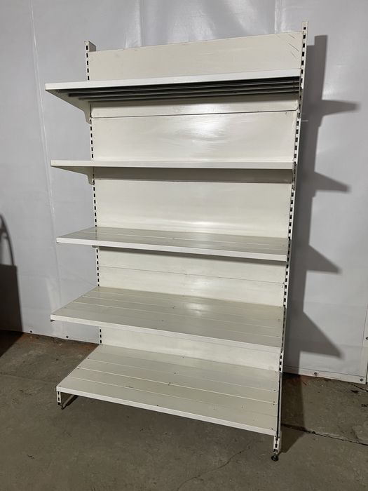 Стелажі торгівельної зали