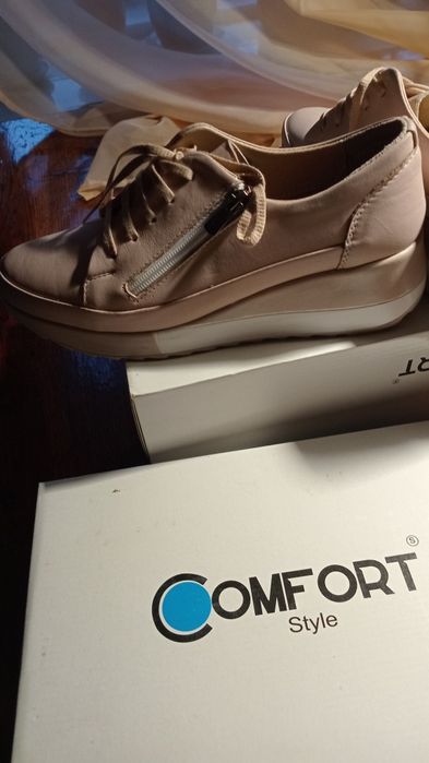 Кожаные кроссовки 39раз