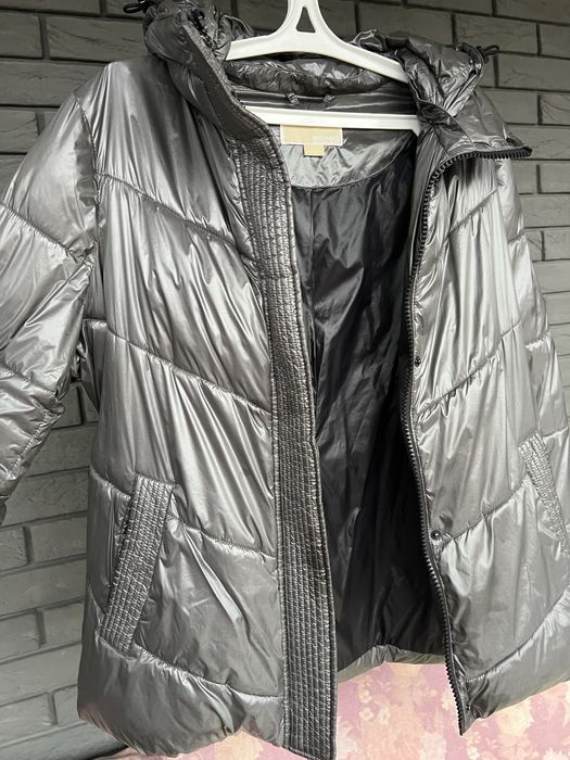 Куртка  Michael Kors сірого кольру.