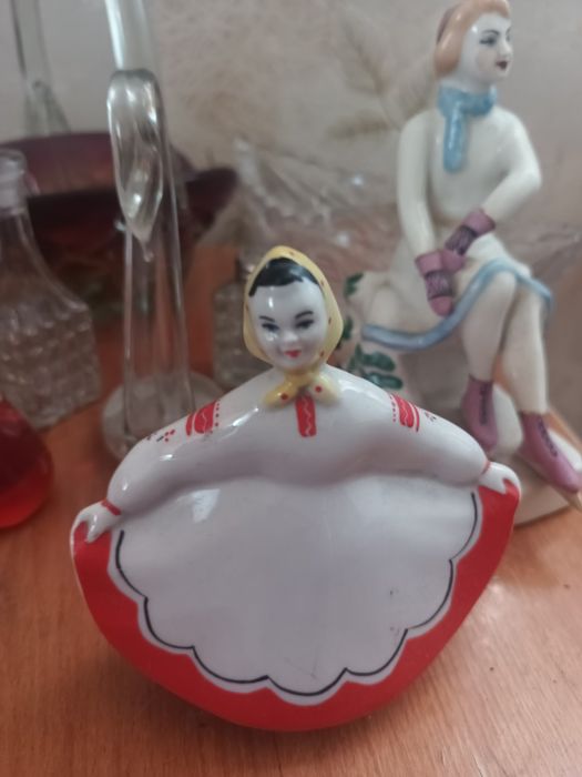 Фарфоровые статуэтки, хрусталь.