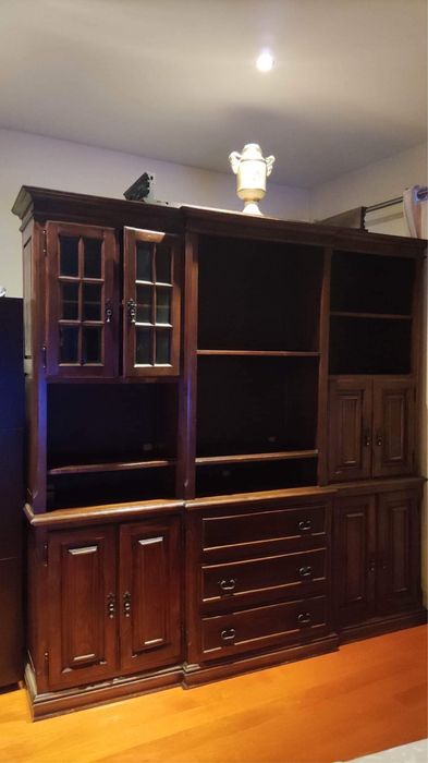 Móvel sala com prateleiras e portas