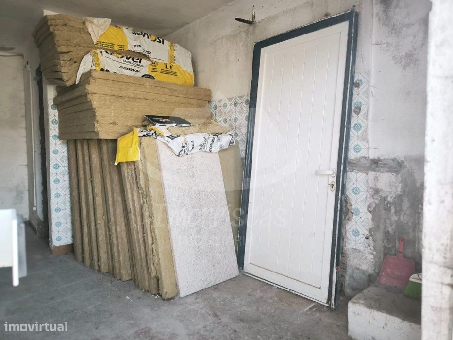 Prédio de 2 pisos para remodelação no Bairro de São João em Camarate