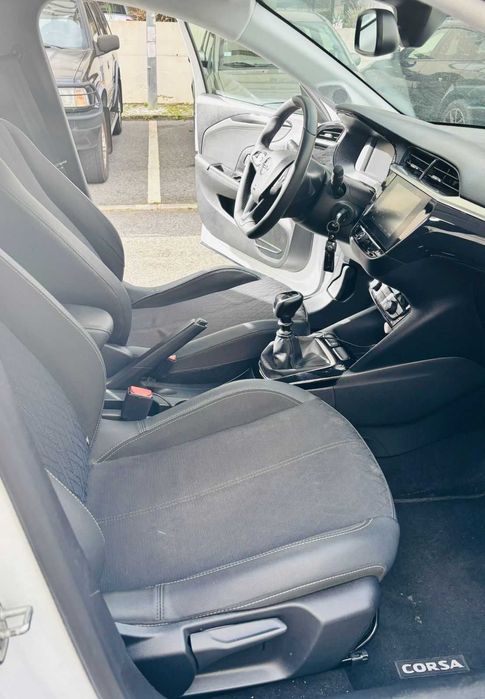 Opel Corsa - gasolina - mecânico - cor branca  com tecto preto