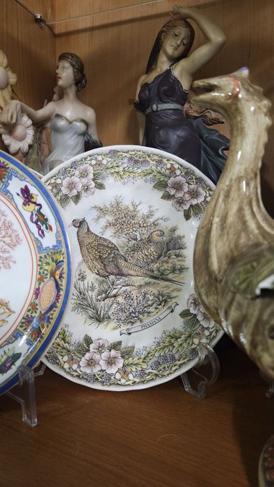 Armário e todo recheio. Peças muito antigas