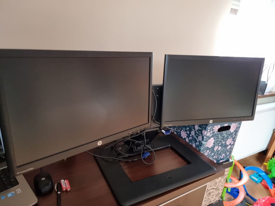 Podstawa z monitorami