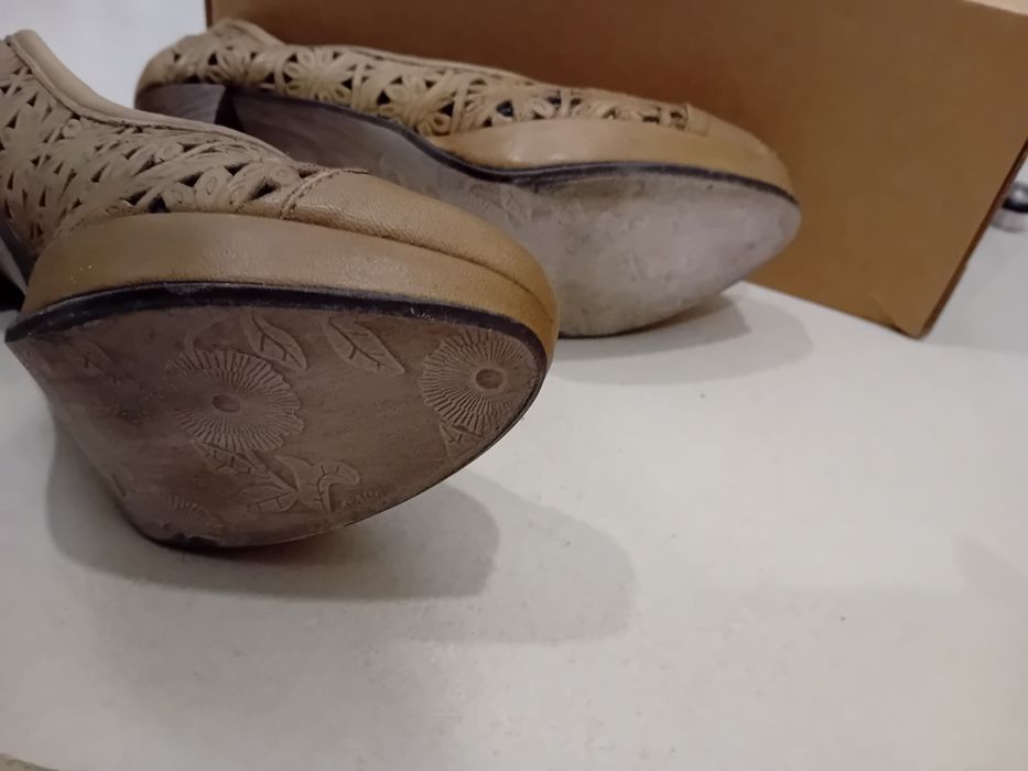 Sapato de salto em pele