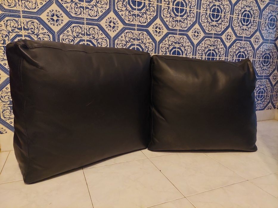 2 Almofadas de Sofá em Cabedal – Bom Estado