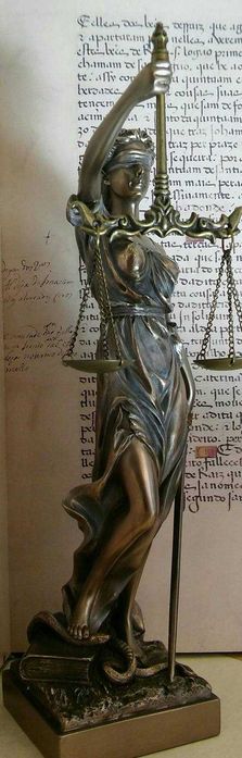 Estatueta Deusa da Justiça Themis 30cm