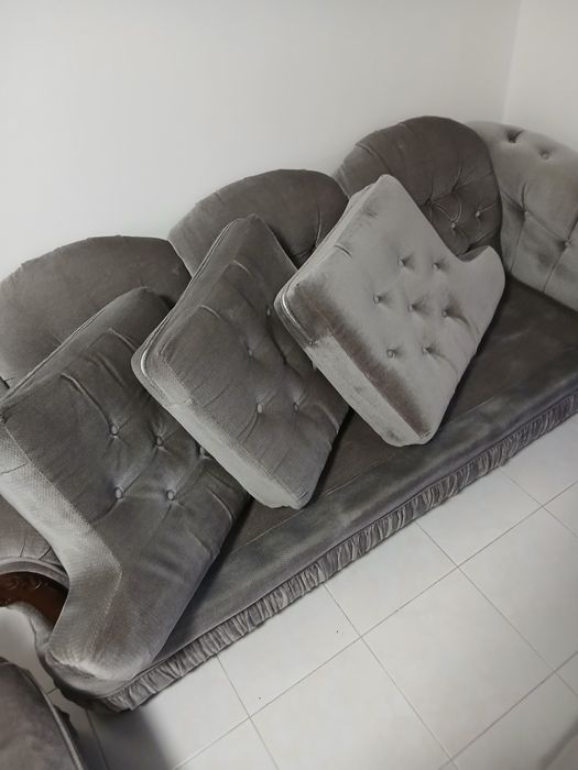 Conjunto de Sofás Clássico Cinza – 4 Peças (€400)