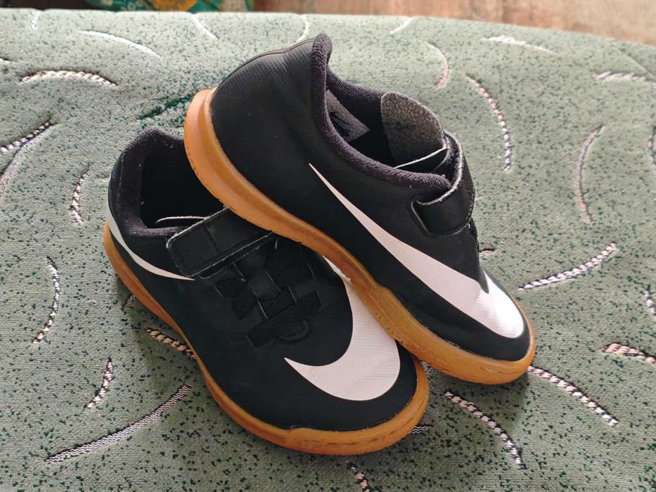 Футзалки Nike  (оригинал) фирменные размер- 28 стелька-17см
