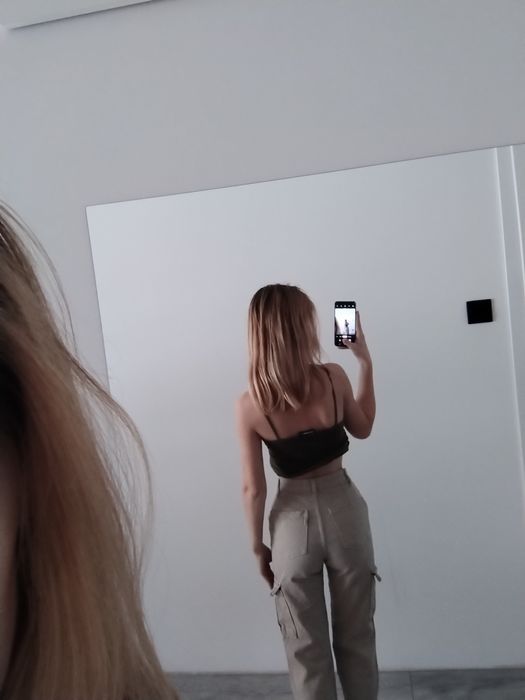 Beżowe spodnie cargo prostą nogawką kieszenie straight jeansy viral