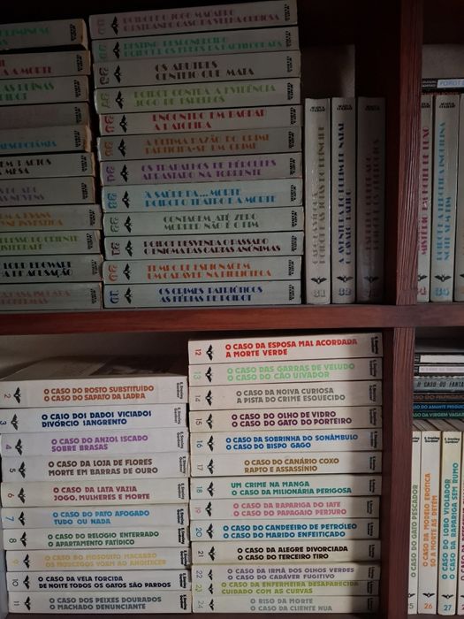 Coleção de livros ( Agatha Christie) e E.Stanley Gardner)