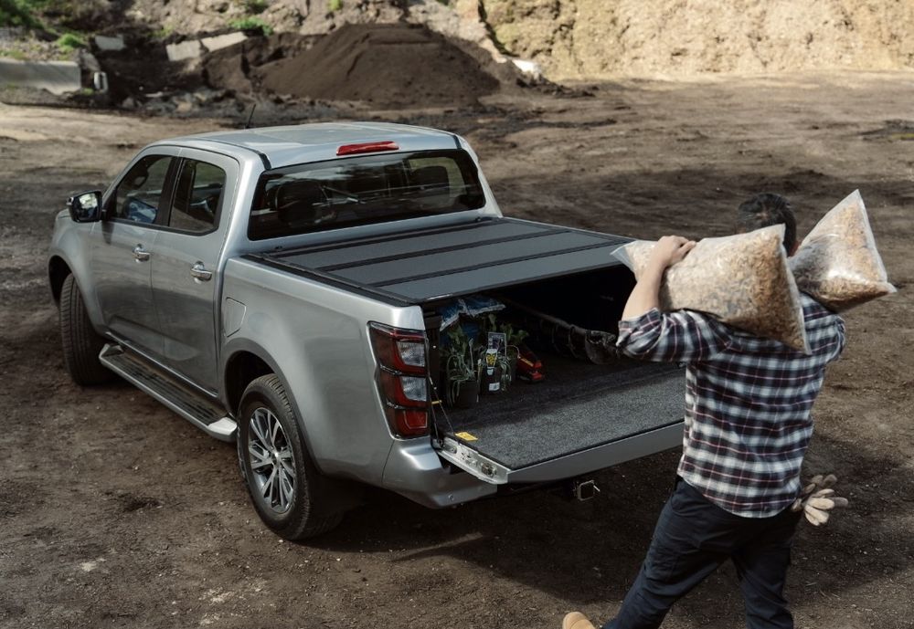 BAKFlip MX4 Twarda pokrywa zabudowa paki tri-fold Isuzu D-Max 2020-