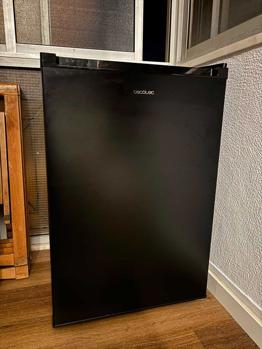Congelador vertical Bolero CoolMarket TF 97 com 97 L de capacidade em preto Cecotec