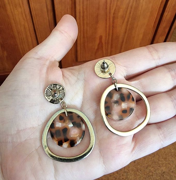 Brincos dourados e castanhos com padrão animal/ animal print H&M