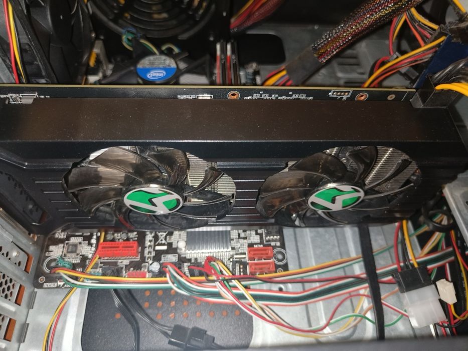 Компьютер с игровым рулём.