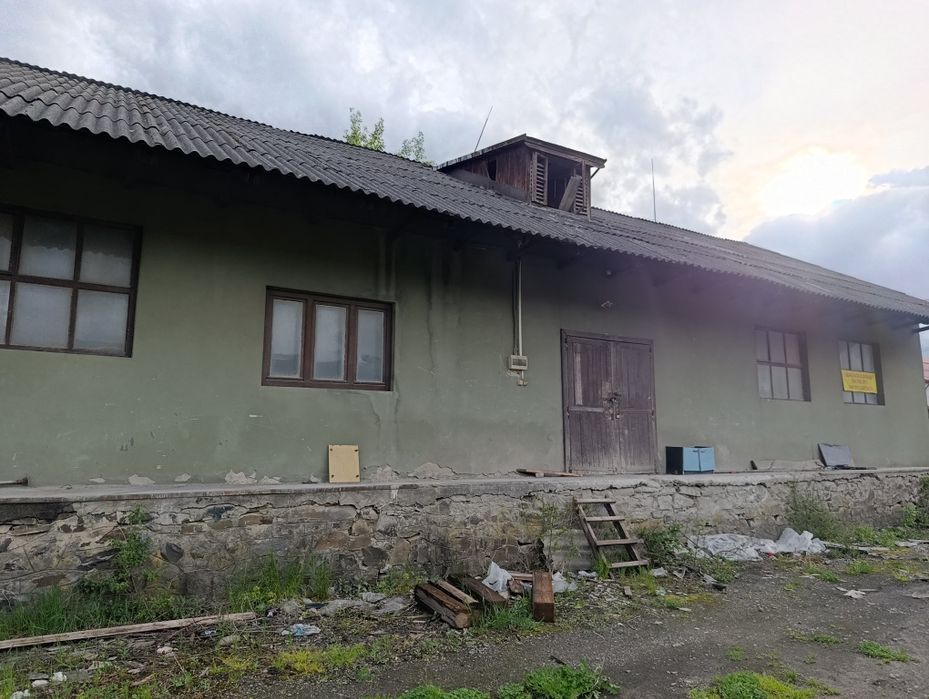 Продаються комерційні склади з приватизованою землею, можна під будівництво , хороша локація.