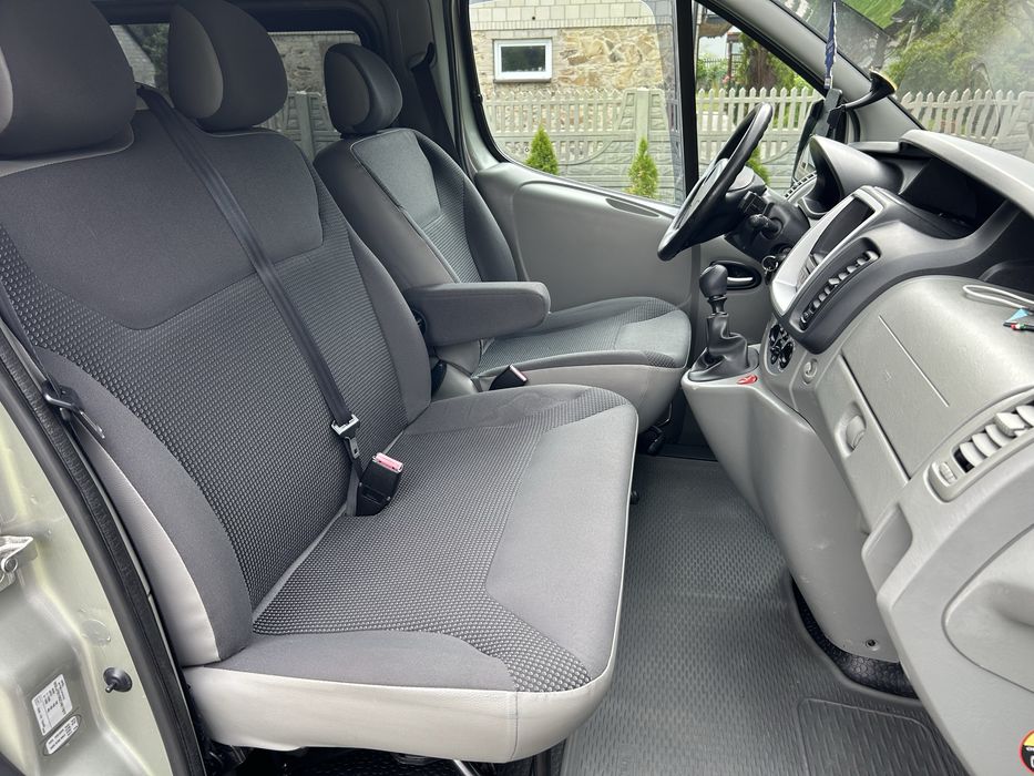 Wnajem auta Opel Vivaro Long 9 osobowy