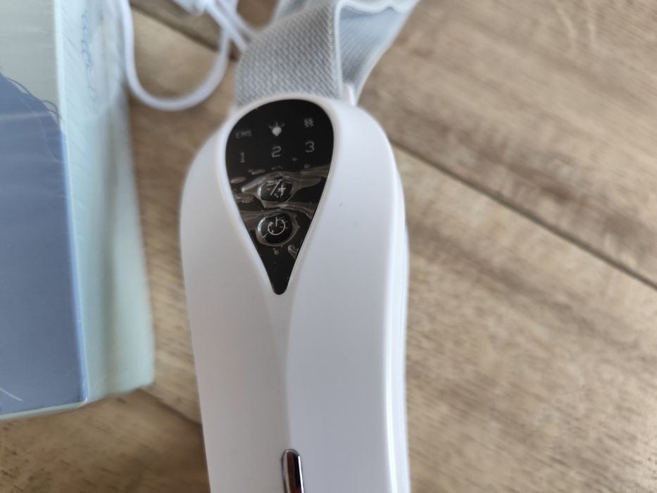 Urządzenie 3 w 1 remodelujace kontur twarzy Masażer V - Face